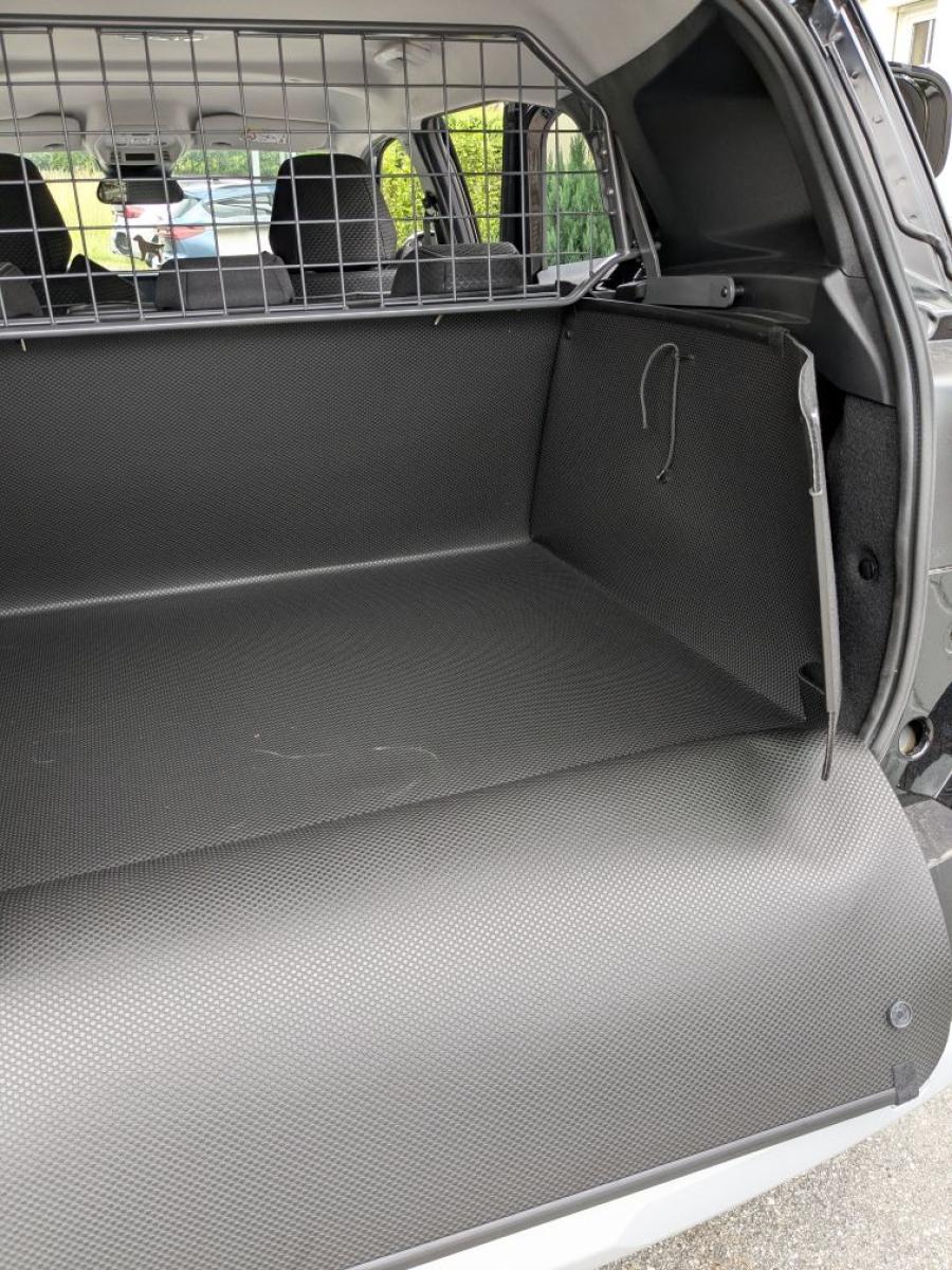 Wie eine Verkleidung aus der Erstausstattung von Opel Frontera.